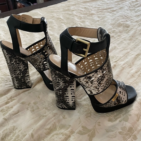 Calvin Klein Black and White Snake Platform Pump Formal Shoes 7 - Picture 4 of 14